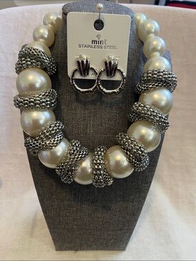 Mint Pearl Chunky Pearl Necklace with Silver-Tone Mesh Accents